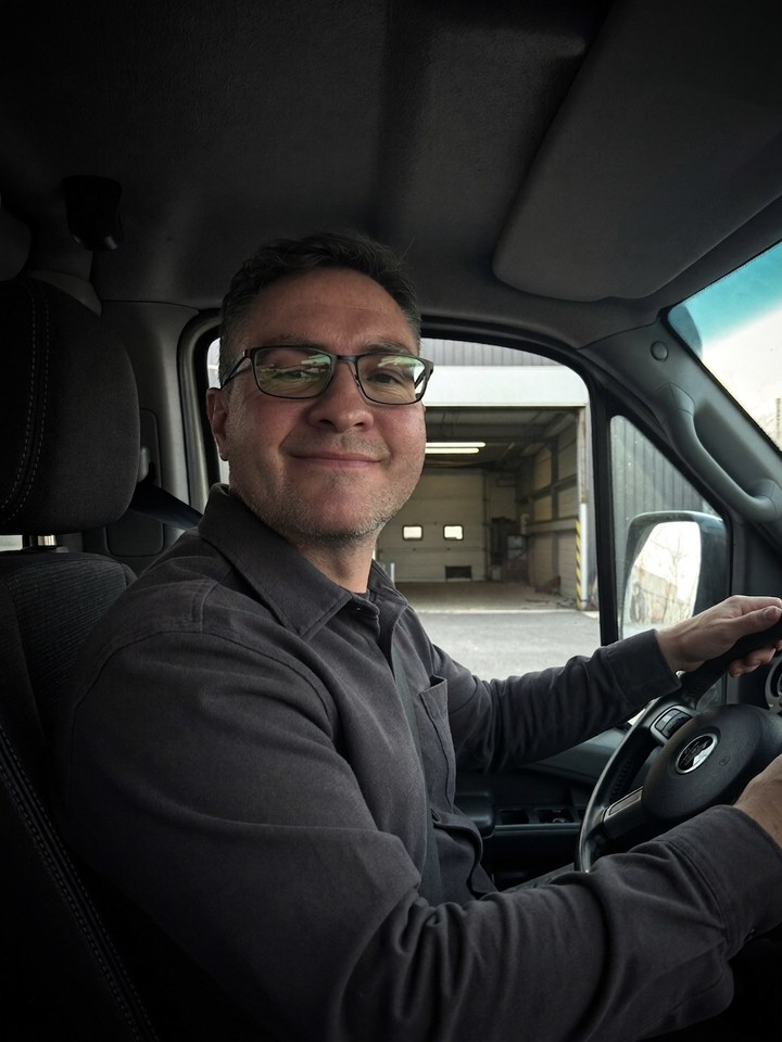 Christian Kupatt am Steuer auf dem Weg zum Kunden, KI-Porträt